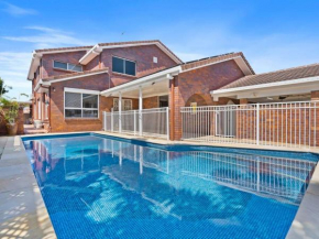 Spacious Family Oasis 5bd Waterfront Pool